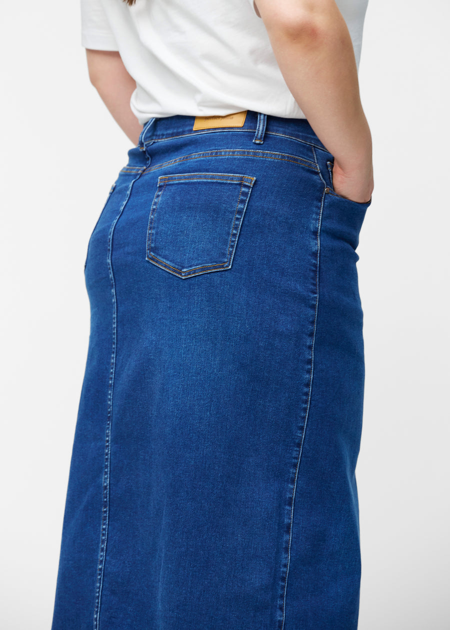 Lang, mørkeblå denimnederdel i farven Oceans set bagfra tæt på på plus-size model for at vise pasform og detaljer.