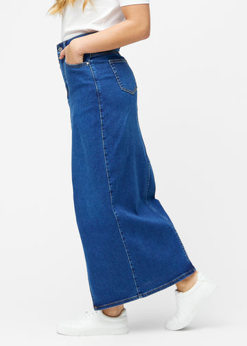 Lang, mørkeblå denimnederdel i farven Oceans med regulær pasform set fra siden på model, med synligt slids foran.