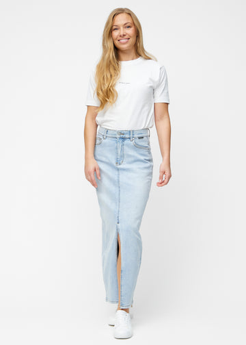 Fuldt billede af model i lang, lyseblå denimnederdel i farven Waves med regulær pasform og slids foran.
