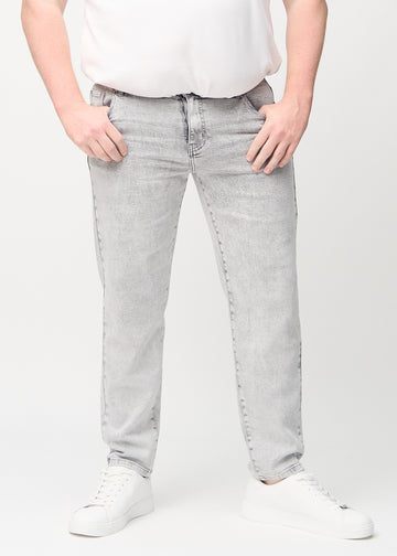 Light grey denim regular jeans, model name Ashes, which goes straight down the leg on a plus-size model, seen from the front.