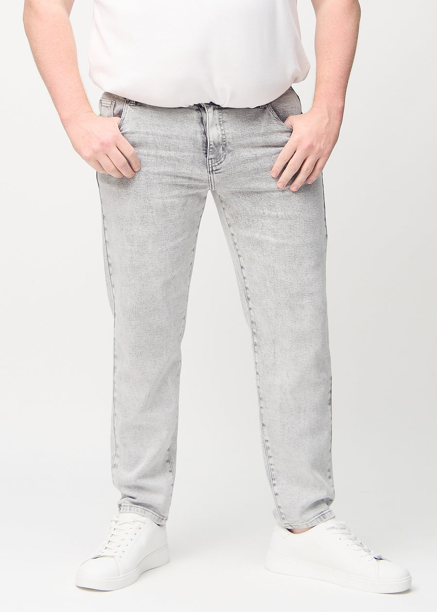 Light grey denim regular jeans, model name Ashes, which goes straight down the leg on a plus-size model, seen from the front.