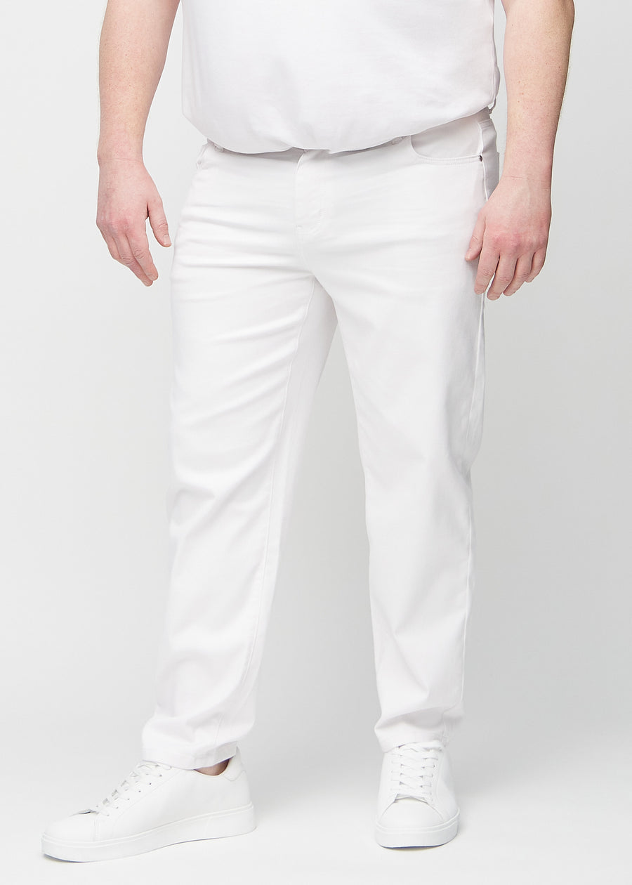 White regular jeans, model name Marguerites, with a straight leg on a plus-size model, seen from the front.