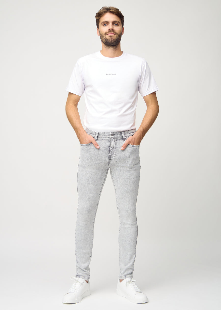 Fuldt billede af model i lysegrå denim slim jeans.