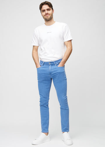 Full-length view of a model in blue slim jeans.