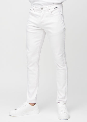 White slim jeans, model name Marguerites, fitted closely along the legs, front view.