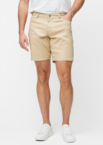 Beige shorts for men in the colour Gazelles with a regular fit that sits naturally at the hips and leaves room around the thighs, seen from the front.