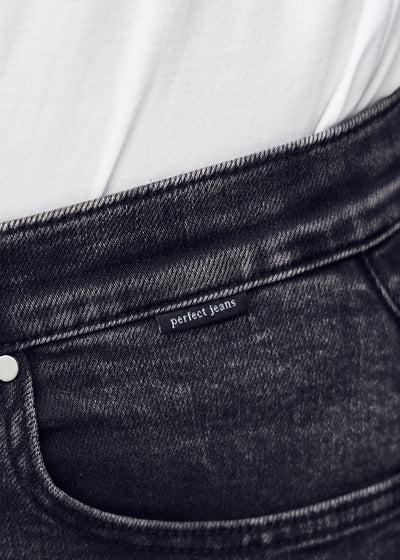 Forlommen på et par mørkegrå denim skinny short shorts, hvor man kan se logoet.
