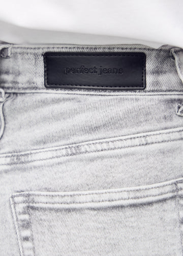 Baglommen på de lysegrå denim slim capris – detaljebillede med fokus på logo og denimtekstur.