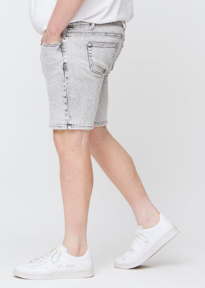 Lysegrå denim regular middle shorts set fra siden på en plus-size model.
