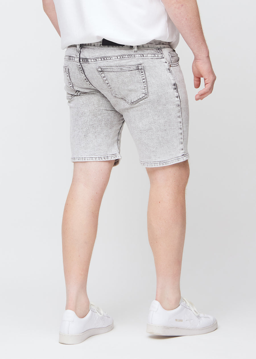 Lysegrå denim regular middle shorts set bagfra på en plus-size model, så man kan se hele produktet.