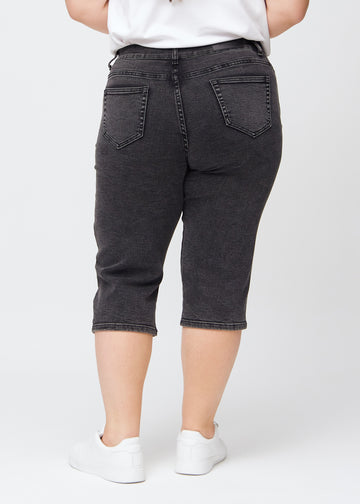 Mørkegrå denim regular capris set bagfra på en plus-size model, så man kan se hele produktet.