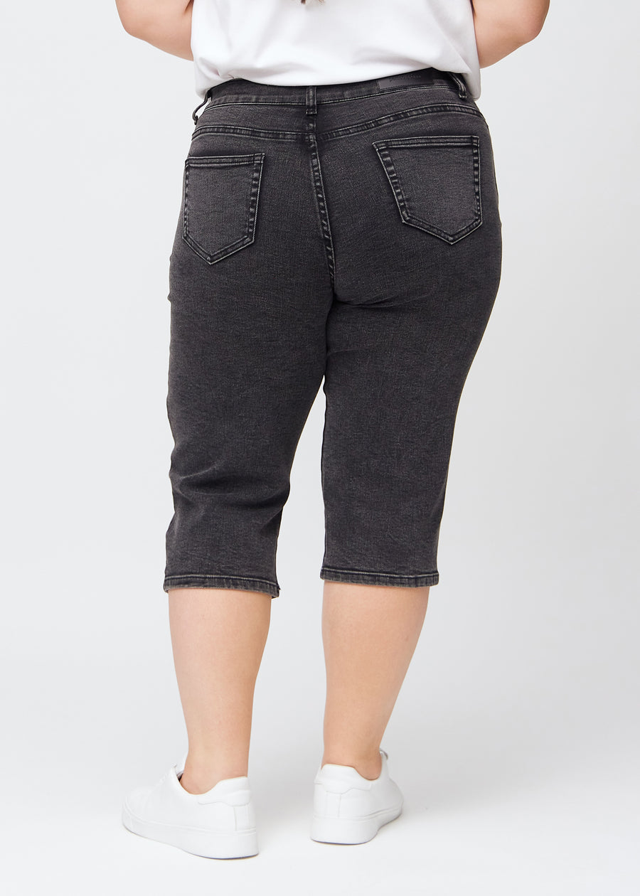 Mørkegrå denim regular capris set bagfra på en plus-size model, så man kan se hele produktet.
