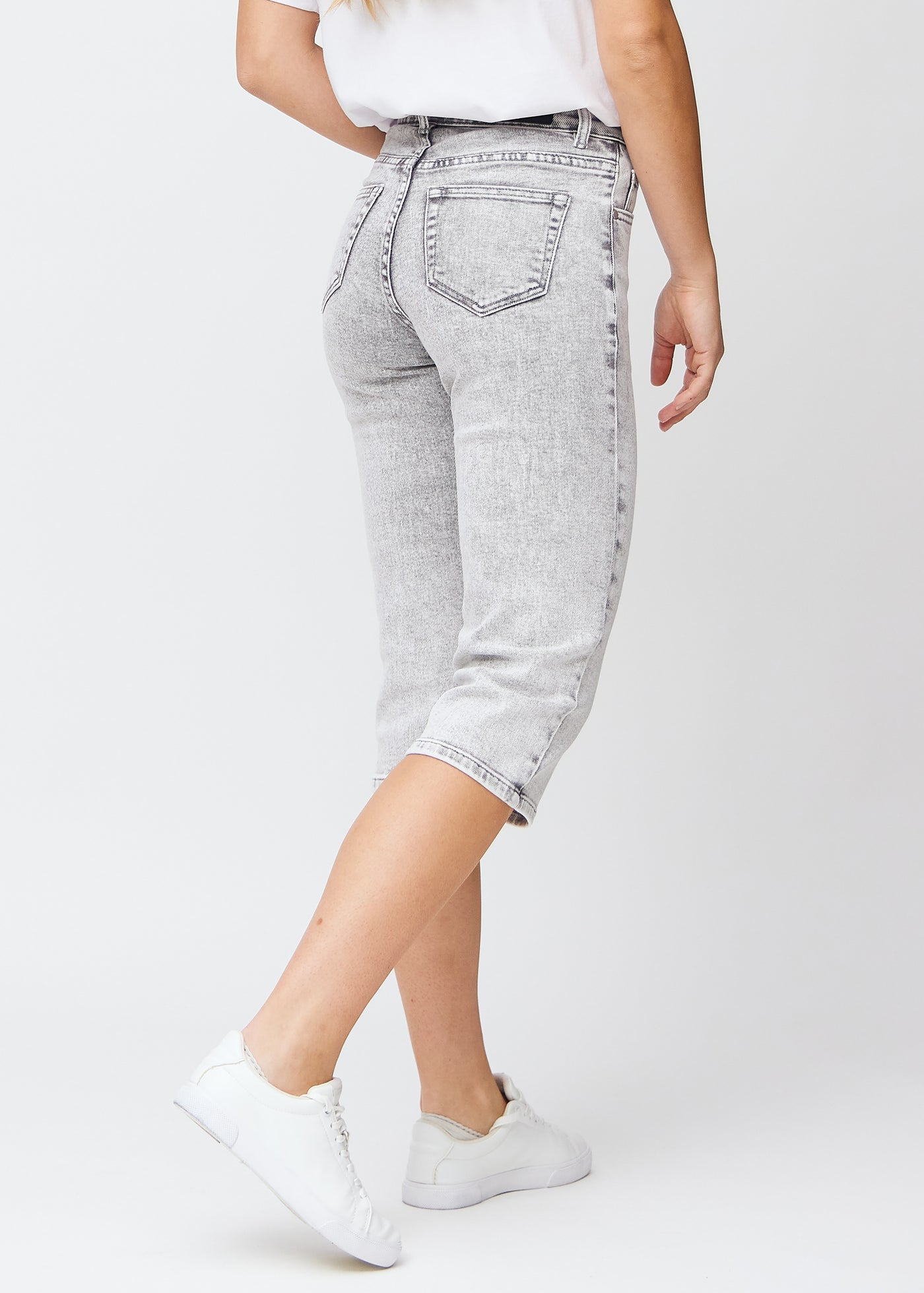 Lysegrå denim regular capris set bagfra, så man kan se hele produktet.