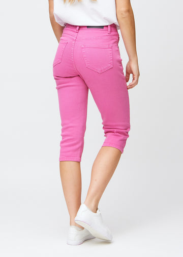 Lyserøde slim capris set bagfra – hele produktet vises på modellen med fokus på pasform og længde.