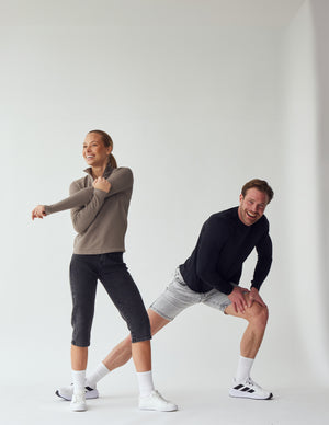 Kvinde i regular mørkegrå denim capris og mand i lysegrå stretch shorts fra Perfect Jeans.