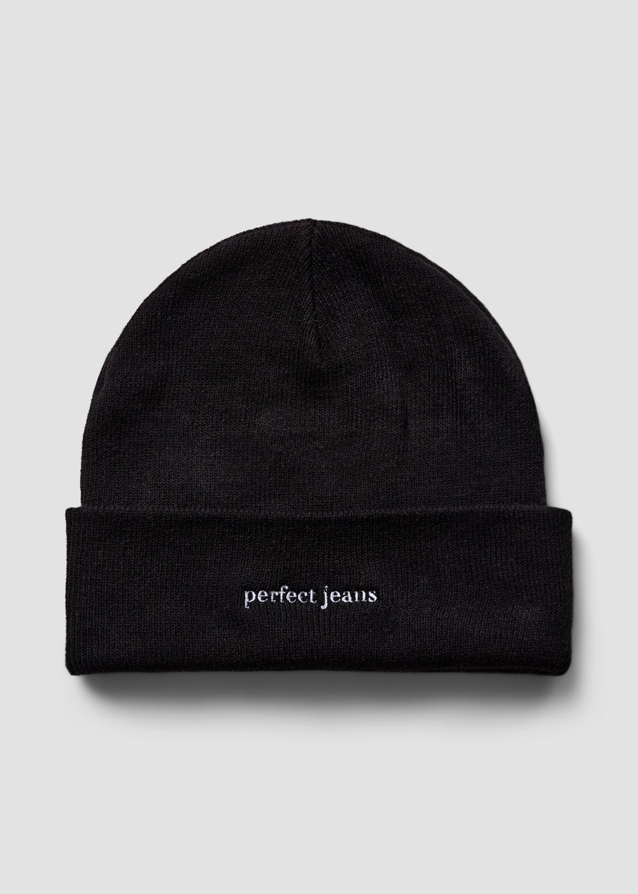 Sort strikhue fra Perfect Jeans med hvidt logo foran.