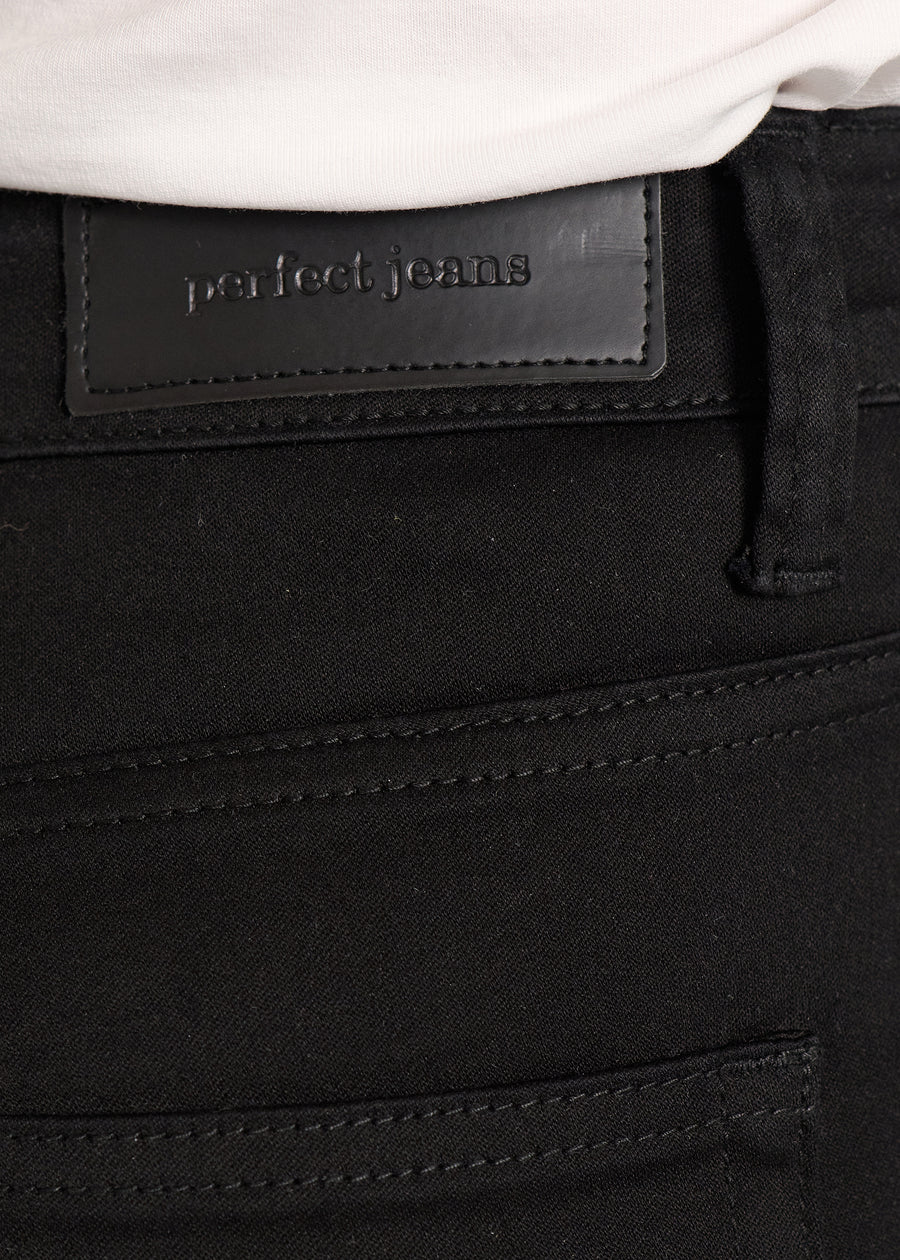 Baglommen på et par sort jeans, hvor man kan se logoet.