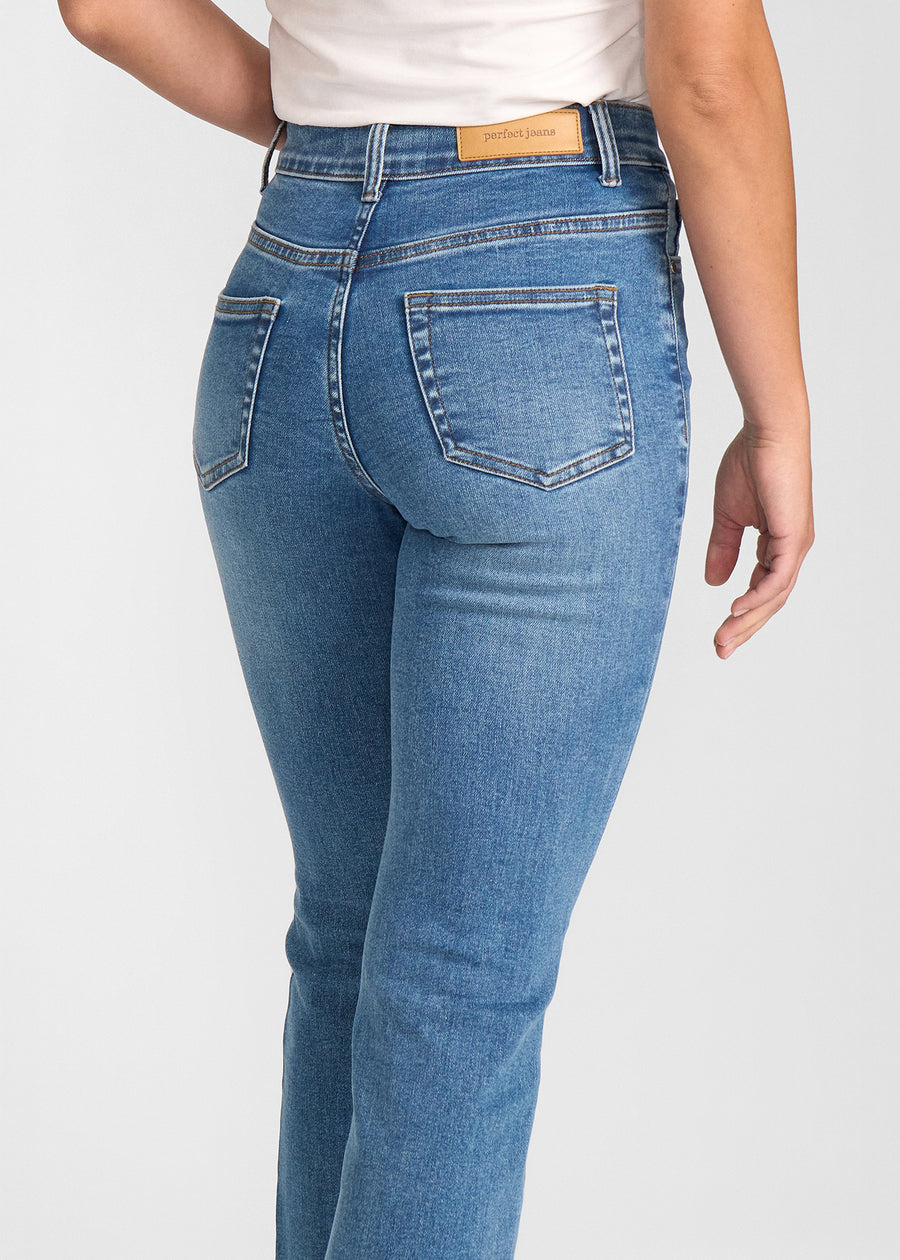 Blå denim bootcut jeans, modelnavn Rivers, som sidder tæt om hofter og lår med et let svaj fra knæet og ned, set bagfra tæt på for at vise detaljer.