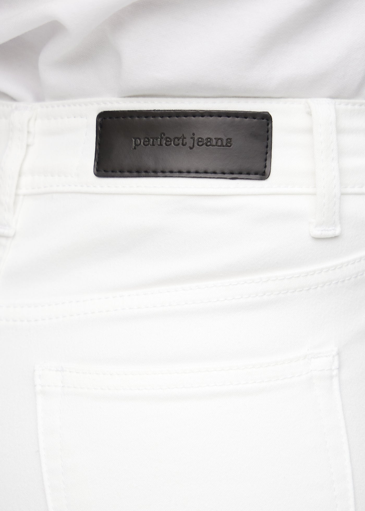 Baglommen på et par hvide slim jeans, hvor man kan se logoet.