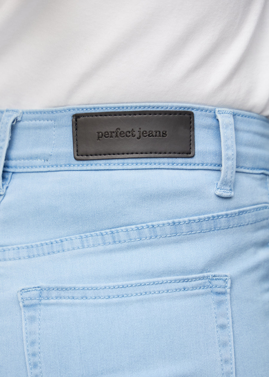 Baglommen på et par lyseblå skinny short shorts, hvor man kan se logoet.