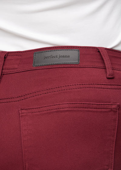 Baglommen på et par mørkerøde loose jeans, hvor man kan se logoet på en plus-size model.