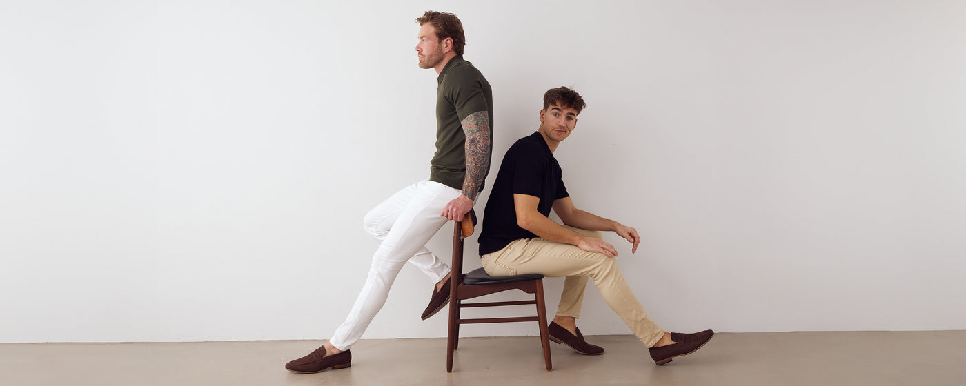 To mænd iført hvide og beige jeans