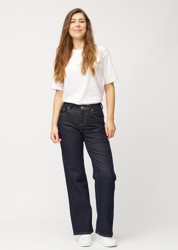 Model viser dyb mørkeblå denim jeans til kvinder i farven Midnights med loose pasform i bevægelse.