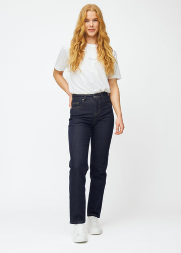 Model viser dyb mørkeblå denim jeans til kvinder i farven Midnights med regular pasform i bevægelse.