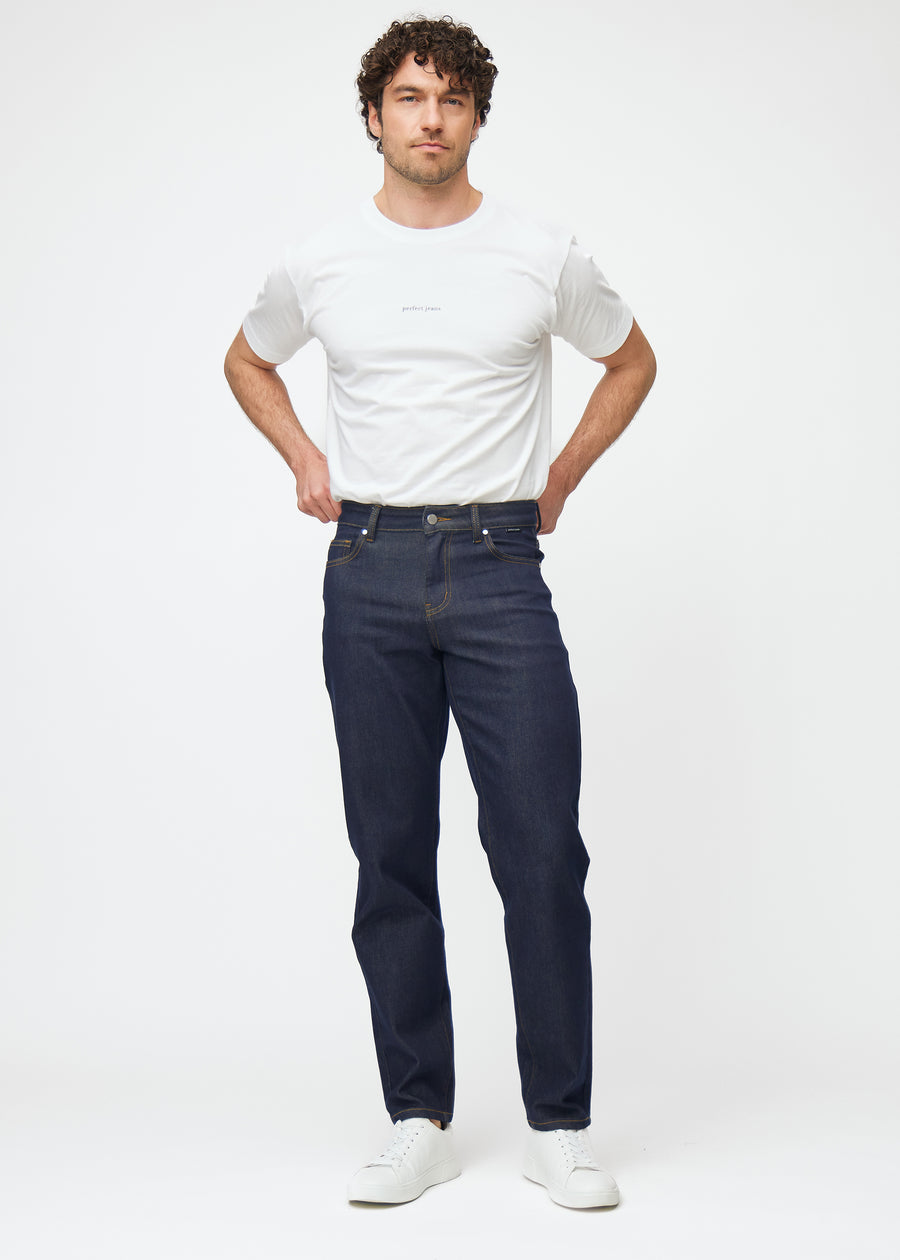 Model viser dyb mørkeblå denim jeans til mænd i farven Midnights med regular pasform i bevægelse.