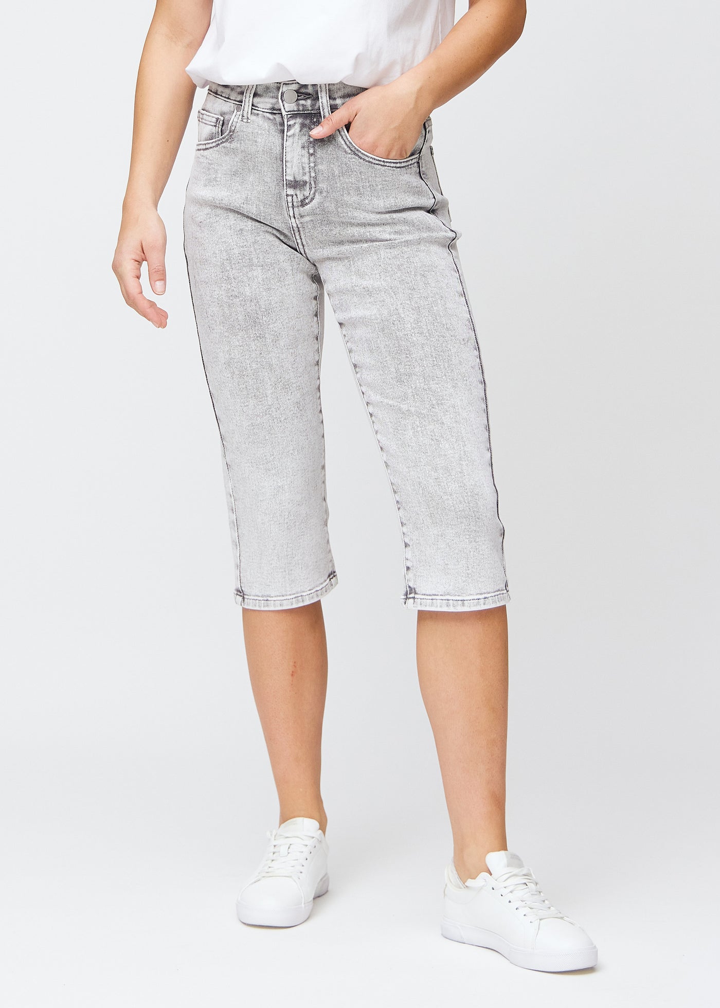 Lysegrå denim regular capris, modelnavn Ashes, som sidder lige til benet og slutter lige under knæet, set forfra.