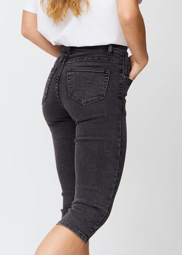 Tæt billede af de mørkegrå denim slim capris bagfra, så man tydeligt kan se detaljer og lommer.